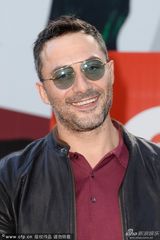 组图：《女人心事》首映 穆里根黑超遮面