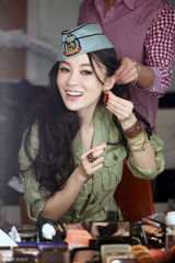 高清图：霍思燕制服元素拍写真 S曲线好似芭比娃娃