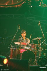 组图：周杰伦张惠妹同穿红裤默契对唱