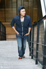 组图：叶祖新动感街拍 明媚笑容享惬意时光