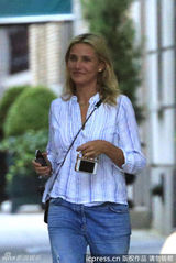 组图：卡梅隆-迪亚兹衬衫牛仔裤出街秀指环手机