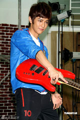 幻灯组图：汪东城代言运动服装 想开画展秀绘画天份