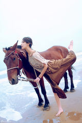 组图：商侃曝大尺度写真 随性柔和文艺气息足