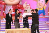 组图：郑伊健陈小春《无敌奖门人》录影玩游戏