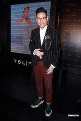 组图：周慧敏曼妙白裙女神范儿 大方秀光滑美背