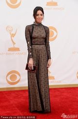 组图：奥布瑞-普拉扎黑纱裙亮相艾美红毯