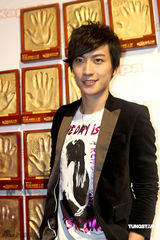 幻灯：群星聚首慈善晚会 张信哲李霄云等爱心献唱