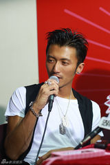 组图：《快乐男声》直播四导师受访神采奕奕