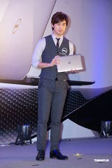 组图：陈柏霖视频聊天维系感情 工作中过白色情人节