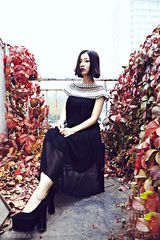 组图：姚贝娜秋日时尚街拍 乌唇冷艳秀美腿