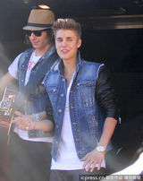 组图：比伯当街献唱谢歌迷 小天王自恋摸发