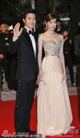 组图：《金钱之味》戛纳首映 金孝珍镶钻礼服华丽