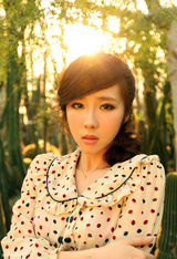 组图：方安娜演绎时光写真 碎花裙显文艺范儿