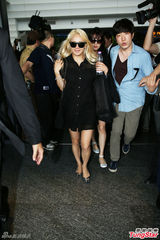 组图：少女时代领衔韩流袭台 粉丝挤爆机场