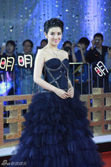 组图：黄奕亮相北京电影节红毯 宝蓝礼服优雅华贵