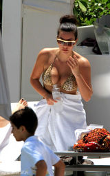 幻灯图集：金-卡戴珊迈阿密度假 比基尼秀丰胸