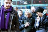 幻灯图：余男素颜现身柏林街头 与齐薇格亲热午餐