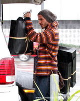 幻灯图：贝克汉姆带儿子购物 大包小包满载而归