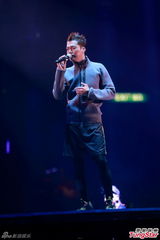 组图：古惑仔五子开唱显本色 伊健小春示爱太太