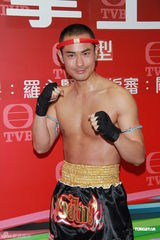 组图：《拳王》记者会 郑嘉颖黄浩然裸上身秀肌肉