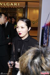 组图：杨千嬅开叉露背再走性感风 为爱子学省钱