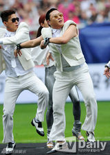 组图：朴智星领衔明星足球赛 收入捐四川灾区