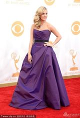 组图：乡村小天后凯莉-安德伍德亮相艾美红毯