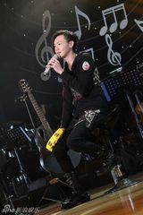 组图：黄义达首度试水校园不插电 坦言压力大