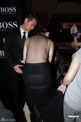 组图：杨千嬅透视装美背尽裸 正努力造人一切随缘