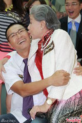 组图：滕丽名不愿提旧爱魏骏杰短信求复合是非