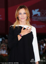 组图：《硬纸盒小镇》首映 导演埃曼诺牵爱妻亮相