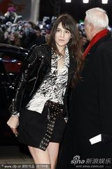 组图：夏洛特-甘斯布性感亮相 皮衣短裙尽显时尚