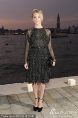 组图：麦当娜黑超黑裙尽展大姐大酷 助阵女性电影奖