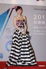 组图：周慧敏低胸拖尾长裙现身 否认给老公赚钱