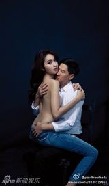 组图：张家辉拥半裸变性人 揽手遮美乳贴面暧昧