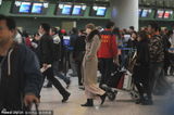 组图：林志玲现身机场似穿睡袍 遮素颜低头疾走