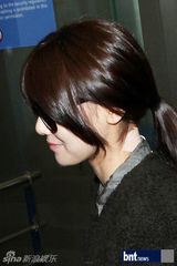 组图：少女时代KARA为赴K-POP演唱会亮相机场