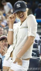 抖奶超模阿普顿助阵棒球赛 热裤展天使甜笑(图)