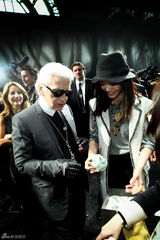 组图：姚晨帅气亮相巴黎时装周 老佛爷三度贴面亲吻