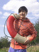 组图：洪连城拍摄圣诞写真阳光帅气