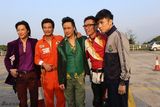 组图：《冲锋车》开机 主演复古嬉皮造型