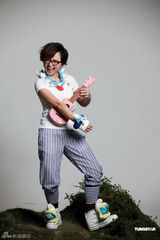 组图：周笔畅全新代言写真 童心未泯徜徉蓝精灵村庄