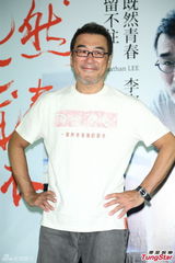 组图：李宗盛桃红衬衫开唱 称林忆莲唱得更好