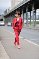 组图：孙俪巴黎街拍 红色套装秀简约时尚