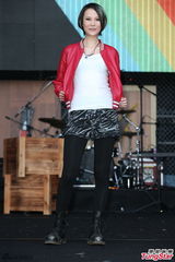 组图：杨乃文热天披皮衣开唱 视情况现场脱衣