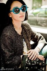 组图：周迅街拍造型时尚一秒钟变御姐