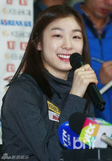 组图：金妍儿机场办记者会 赴克罗地亚比赛