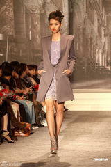 组图：林志玲透视装现身妩媚性感 看众名模走秀