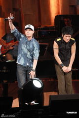 组图：曹格个唱力证与侧田兄弟情 刘德华低调助阵