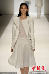 组图:中国超模再战纽约时装周 闪耀T台气势逼人